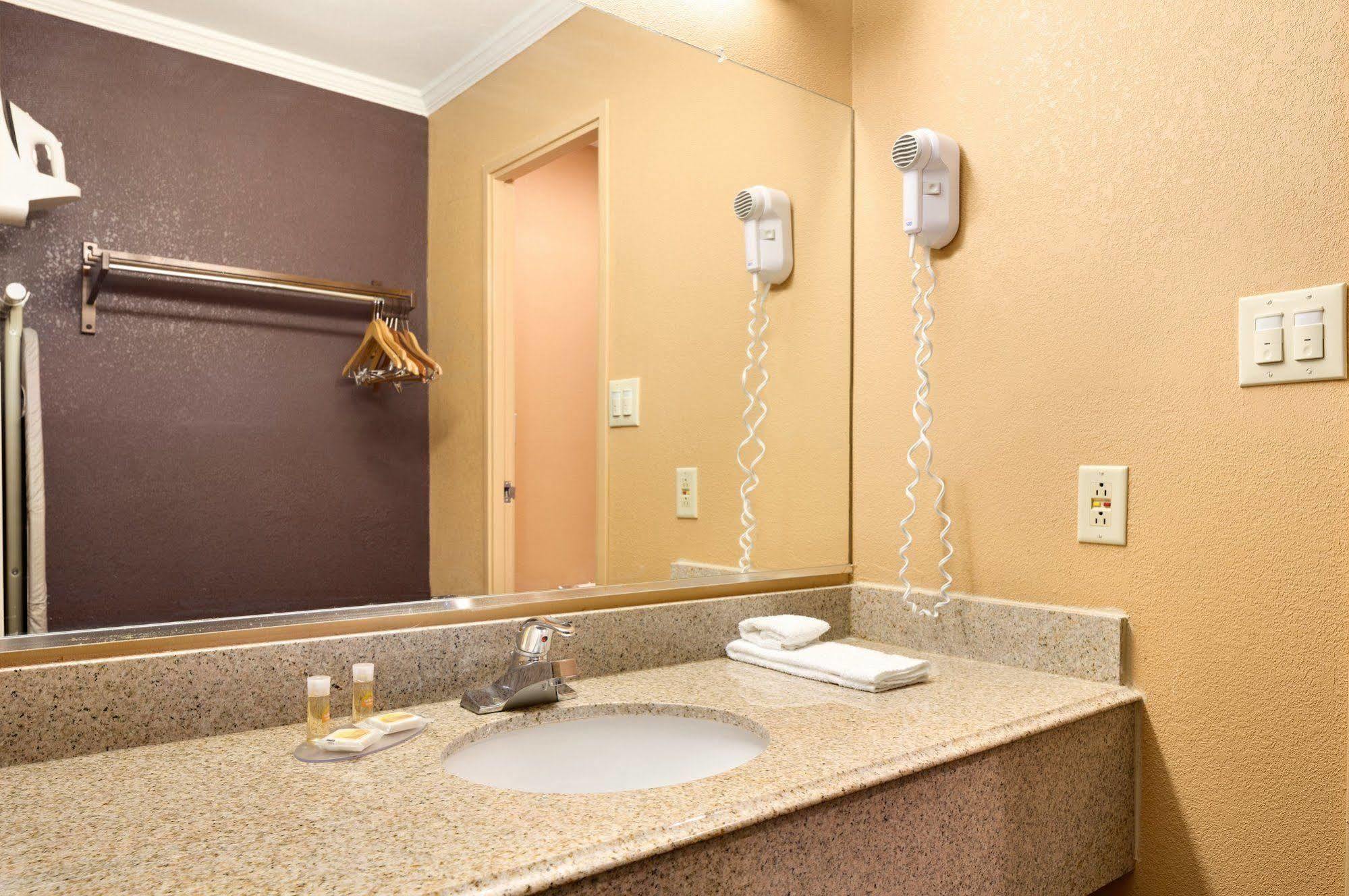 Days Inn By Wyndham Anderson In Extérieur photo